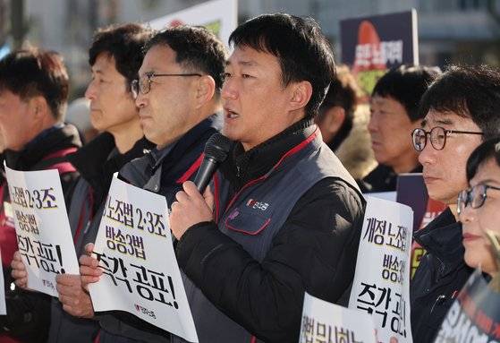 연임에 성공한 양경수 전 민주노총 위원장이 28일 서울 용산구 대통령실 앞에서 열린 대통령 거부권 행사 반대 기자회견에서 발언하고 있다. 연합뉴스