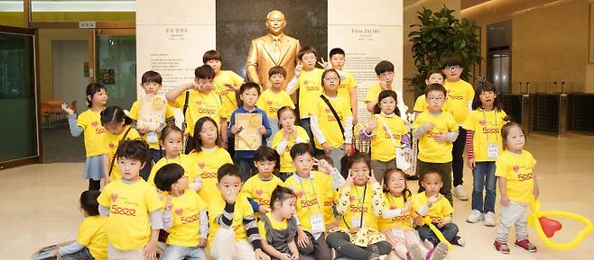 ㈜오뚜기는 2019년 같은 해 10월 강남구 오뚜기센터에서 새 새명을 얻은 5000명의 어린이를 축하하는 기념행사를 열었다.