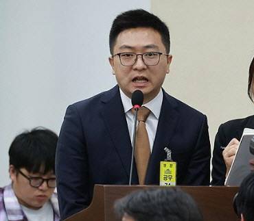 레이 장 알리익스프레스 한국 대표가 지난 16일 열린 국회 정무위원회 국정감사에서 발언하고 있다. 연합뉴스