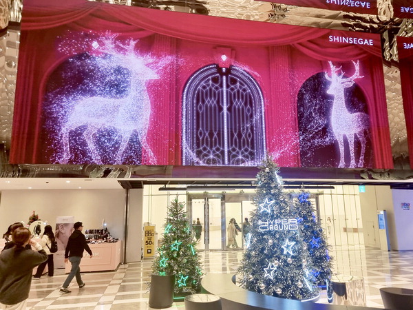 28일 신세계백화점 센텀시티점 지하 2층 하이퍼그라운드에 크리스마스트리와 미디어 영상이 조성돼 있다. 신세계백화점 센텀시티점 제공