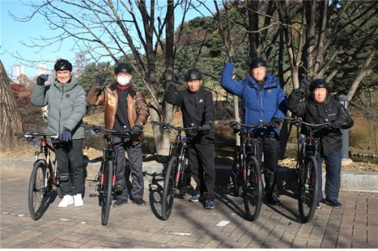 올림픽공원에서 신체활동을 통한 정서적 힐링 프로그램인 자전거 라이딩을 진행하고 있다. [국민체육진흥공단 경륜경정총괄본부 제공]