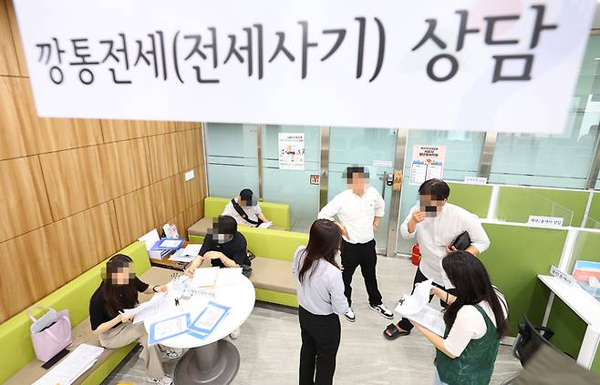 전세사기 피해 지원을 위한 특별법 시행 첫날인 지난 6월 1일 오후 서울시청 서소문 별관 내 전·월세 종합지원센터의 모습. [사진 출처 = 연합뉴스]