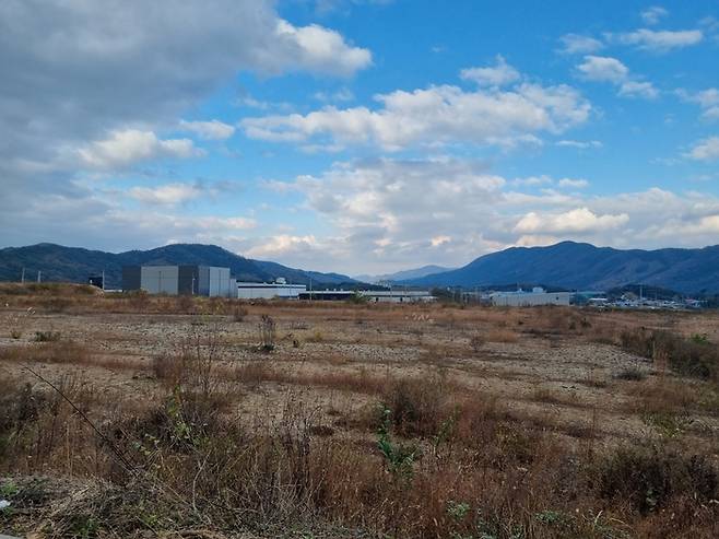 지난 14일 방문한 충남 보령의 웅천일반산업단지 입구에는 노란색 컨테이너박스로 만든 분양 사무실이 가장 먼저 눈에 띄었다. 이날 둘러본 산단 상당수가 빈터였다. [보령 = 이새하 기자]