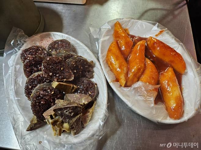 27일 기자가 1만원으로 광장시장 노점에서 순대 1인분(7000원)과 떡볶이 1인분(3000원)을 시켜봤다. 순대는 10조각, 떡볶이는 떡 6개가 나왔다. 카드 결제는 불가했고 현금이나 계좌이체로만 결제할 수 있었다./사진=김온유 기자