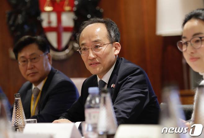 (서울=뉴스1) = 추경호 경제부총리 겸 기획재정부 장관이 23일(현지시간) 영국 런던 증권거래소 개장 행사에 참석해 있다. (기획재정부 제공) 2023.11.24/뉴스1  Copyright (C) 뉴스1. All rights reserved. 무단 전재 및 재배포,  AI학습 이용 금지.