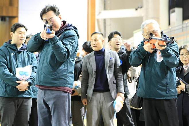 [원주=뉴시스] 김의석 기자 = 28일 오후 강원 원주시 육민관고등학교 백운체육관에서 2024 강원동계청소년올림픽 성공 개최를 위한 성화투어가 진행된 가운데 본 행사 체육관 한 켠에 준비된 사격체험장에서 유인촌 문체부장관과 원강수 시장이 사격 체험을 하고 있다. '2024 강원동계청소년올림픽'은 내년 1월 19일부터 2월 1일까지 도내 평창군, 강릉시, 정선군, 횡성군에서 열린다. 2023.11.28.