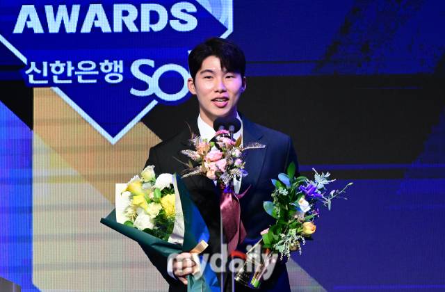 2023년 11월 27일 서울 중구 소공동 웨스틴조선호텔에서 '2023 신한은행 SOL KBO 시상식'이 열렸다. 키움 김혜성이 2루수 수비상을 수상하고 있다./소공동=유진형 기자 zolong@mydaily.co.kr