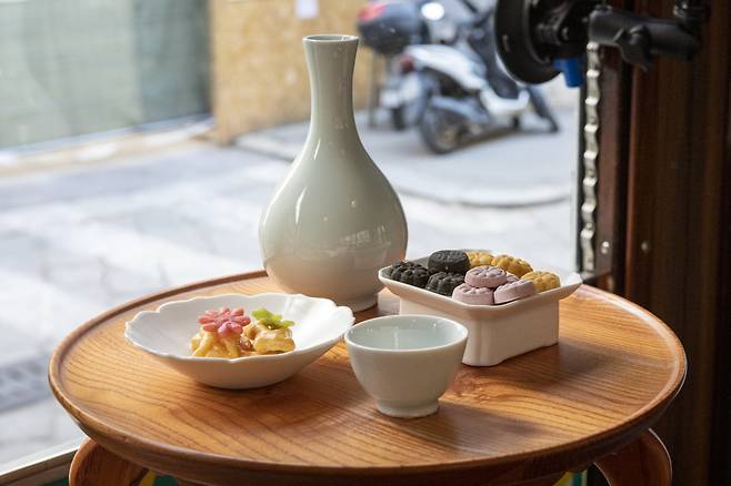 [밀라노 시내를 운행한 한식 트램 내 다과상 전시]