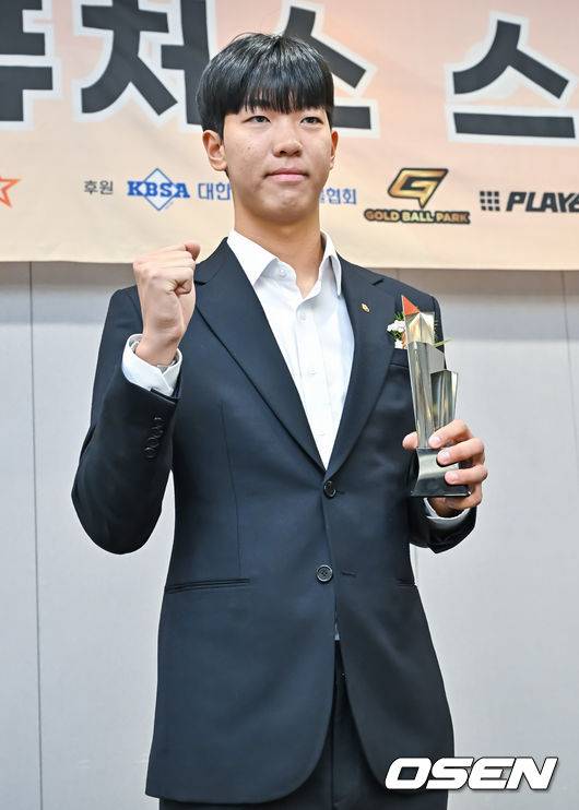 [OSEN=박준형 기자]장충고 황준서가 야구부문 대상을 수상한뒤 포즈를 취하고 있다.  2023.11.28 / soul1014@osen.co.kr