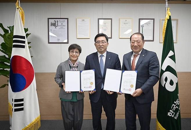 글로벌 저탄소 식생활·김치 홍보대사 위촉식. 한국농수산식품유통공사 김춘진 사장(가운데), ㈜영명 오영석 대표이사(오른쪽), 유향희 요리연구가(왼쪽) aT 제공