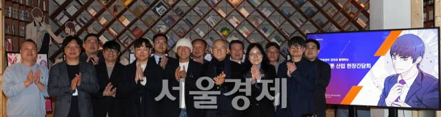 유인촌 장관과 만화·웹툰 산업계 관계자들이 27일 만나 기념촬영을 하고 있다. 사진 제공=문체부