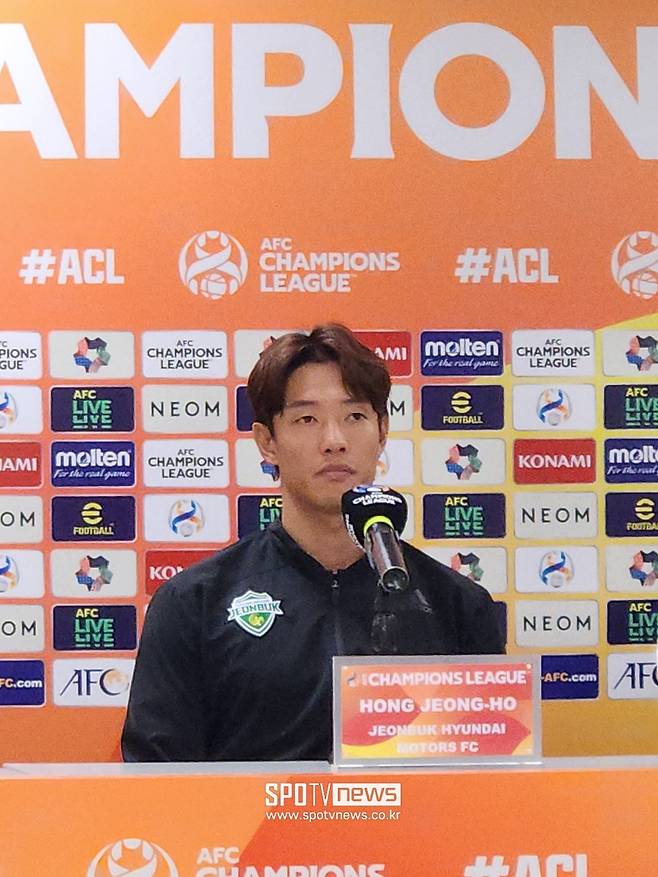 ▲ 전북 현대 홍정호가 키치전 공식 기자회견에 나섰다. 단 페트레스쿠 감독도 동석했다.