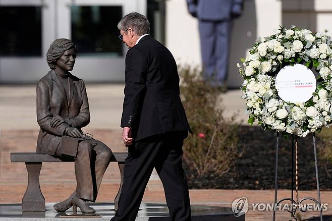 로절린 여사 동상 앞에 멈춰 선 카터 전 美 대통령 장남 (아메리커스[美조지아주] 로이터=연합뉴스) 지미 카터 전 미국 대통령의 장남 제임스 "칩" 카터가 27일(현지시간) 조지아주 아메리커스에 있는 조지아 사우스 웨스턴 주립 대학 캠퍼스에서 열린 화환 헌화식에서 어머니 로절린 여사의 동상 앞에 멈춰 서있다. 로절린 여사는 지난 19일 향년 96세의 나이로 별세했다. 2023.11.28 besthope@yna.co.kr