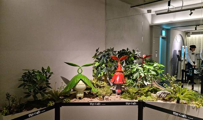 '원신' 테마 카페 대기실 풍경.