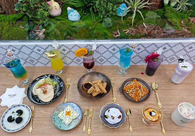 '원신' 테마 카페 2층 카페테리아 내부. 각종 음료 및 다과도 확인할 수 있었다.