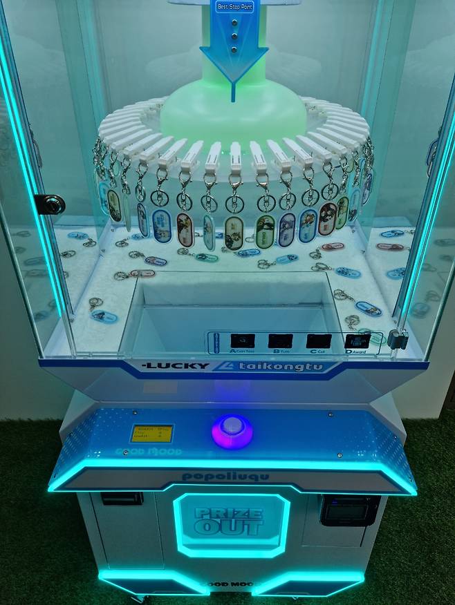 '원신' 테마 카페 4층에 마련된 다양한 미니게임 콘텐츠.