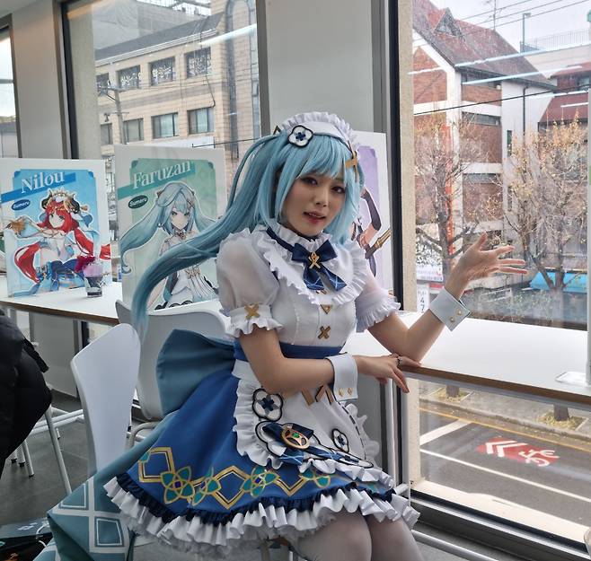 '원신' 테마 카페 캐릭터 파루잔 코스튬 플레이어.