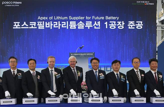 포스코그룹이 11월 29일 전남 율촌산업단지에 포스코필바라리튬솔루션의 수산화리튬 공장을 준공했다. 왼쪽부터 김준형 포스코퓨처엠 사장, 포스코홀딩스 김지용 미래기술연구원장, 데일 헨더슨(Dale Henderson) 필바라미네랄(Pilbara Minerals)社 CEO, 앤서니 키어넌(Anthony Kiernan) 필바라미네랄 이사회 의장, 최정우 포스코그룹 회장, 서동용 국회의원, 산업통상자원부 이승렬 산업정책실장, 박창환 전라남도 정무부지사.