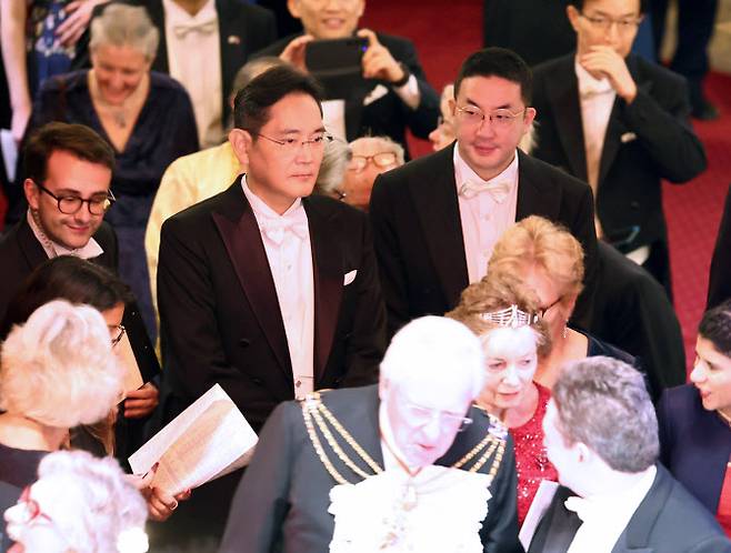 이재용 삼성전자 회장과 구광모 LG그룹 회장이 22일(현지시간) 영국 런던 금융특구 길드홀에서 열린 런던금융특구 시장 주최 만찬에 참석하고 있다.(사진=연합뉴스)