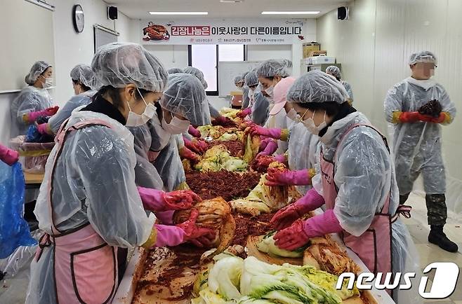 계룡자원봉사센터 ‘사랑의 김장나눔 행사’ 모습. (계룡시 제공) /뉴스1