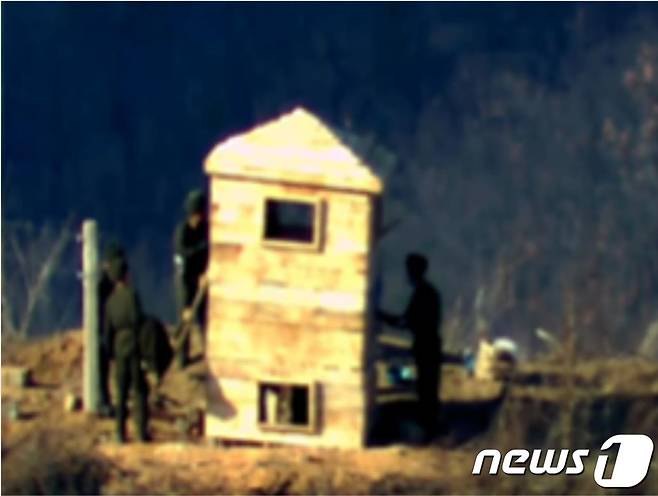 북한군이 2018년 철거했던 비무장지대(DMZ) 내 감시초소(GP) 구역에서 목재 구조물을 다시 짓고 있다. (국방부 제공) 2023.11.27/뉴스1