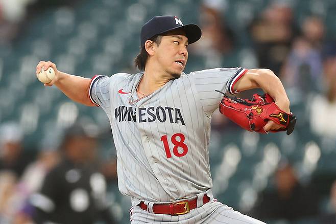 2016년 LA 다저스와 매우 헐값으로 8년 계약을 맺었던 마에다 켄타는 디트로이트 타이거스와 2년 2400만 달러에 사인했다. AFP연합뉴스