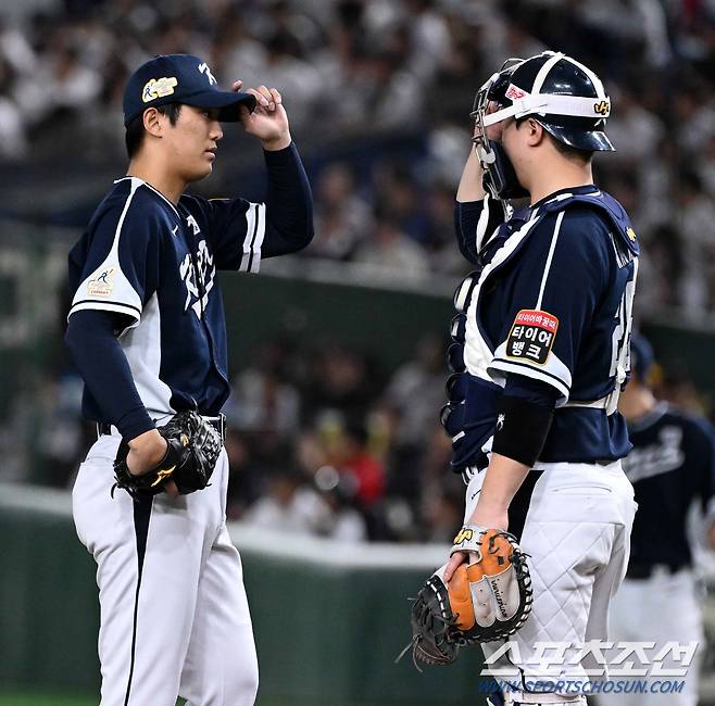 17일 일본 도쿄돔에서 열린 2023 아시아 프로야구 챔피언십(APBC) 한국과 일본의 경기. 선발 이의리가 포수 김형준과 대화를 나누고 있다. 도쿄(일본)=박재만 기자pjm@sportschosun.com/2023.11.17/