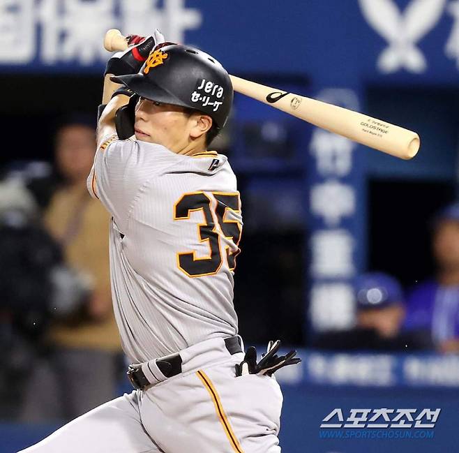 가도와키의 타격 모습. 그는 내년 시즌 골든글러브 수상을 모표로 하겠다고 했다. 사진캡처=요미우리 자이언츠 SNS