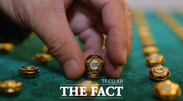 정치권이 내년 4월 총선 승리를 위해 총성 없는 전쟁을 시작했다. 여야는 물론이고 신당 세력들은 각자의 권력을 손에 쥐기 위해 각개전투 중이다. 사진은 21대 국회의원 배지. /더팩트 DB