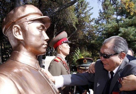 평안남도 회창군에 위치한 마오쩌둥 아들의 묘를 방문한 중국인 [이미지출처=신화·연합뉴스]