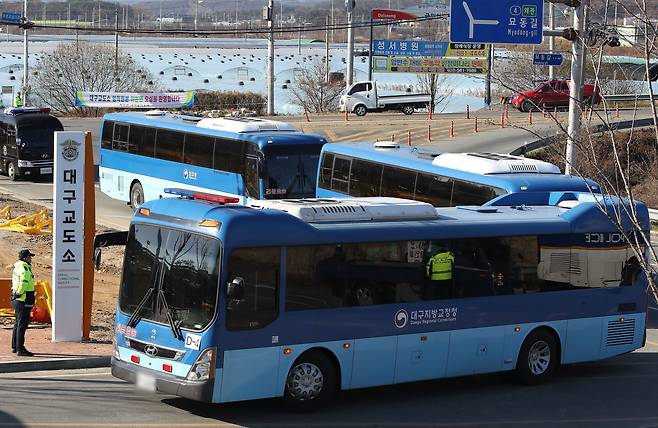 28일 오전 대구 달성군 화원읍 대구교도소에서 재소자를 태운 법무부 호송버스가 하빈면 신축 대구교도소로 들어가고 있다. /뉴스1