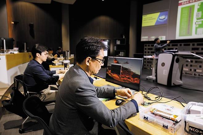 사이버대학교는 이제 시공간의 제약을 넘어 '온라인으로 안 된다'라고 여겨지던 전공과 교육까지 가능케 하고 있다. 2008년 4월 18일 개정된 고등교육법에 따라 '원격대학'에 인터넷 강의로 가르치는 사이버대학이 포함된 이후 교육 영역을 확장하고 있다. 사이버대학 최초로 공과대학을 설립한 고려사이버대에서 다양한 연령대의 학생들이 실습 중이다. /고려사이버대학교 제공