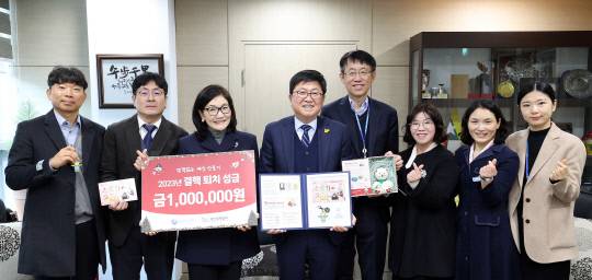 29일 오전 10시 세종시교육청 접견실에서 남상현 대한결핵협회 대전세종충남지부 회장, 오근영 본부장, 최교진 세종시교육감 등 양 기관 관계자가 참석한 가운데 크리스마스 실 증정식과 함께 결핵퇴치성금 전달식을 가졌다. 사진=세종시교육청 제공
