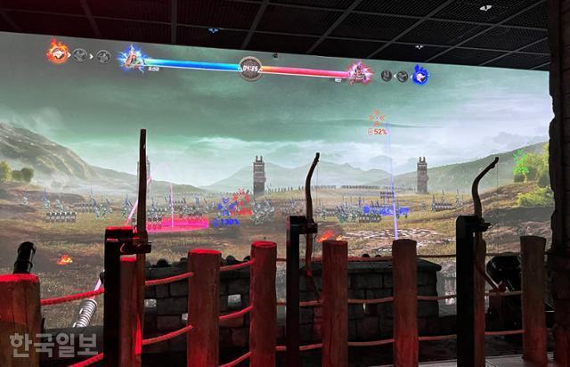한국문화테마파크의 의병체험장. 전통 무기와 현대식 게임을 접목한 체험 시설이다.