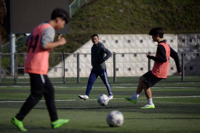 손웅정 손축구아카데미 대표 겸 감독이 강원 춘천시 손흥민체육공원 내 축구장에서 유소년 선수들을 지도하고 있다. 춘천=하상윤 기자