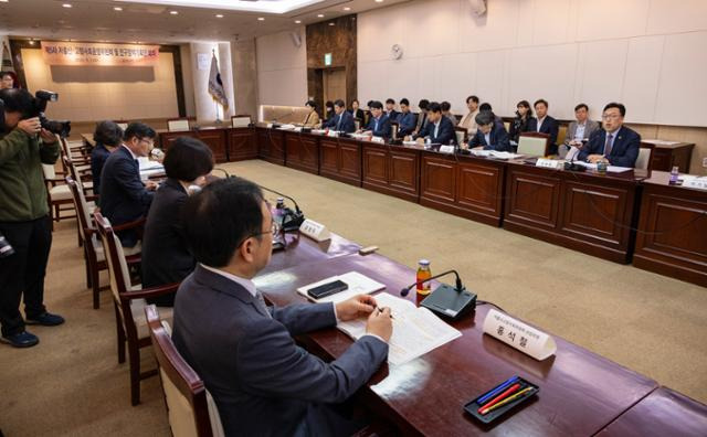 저출산고령사회위원회가 지난 1일 정부서울청사에서 회의를 하고 있다. 연합뉴스