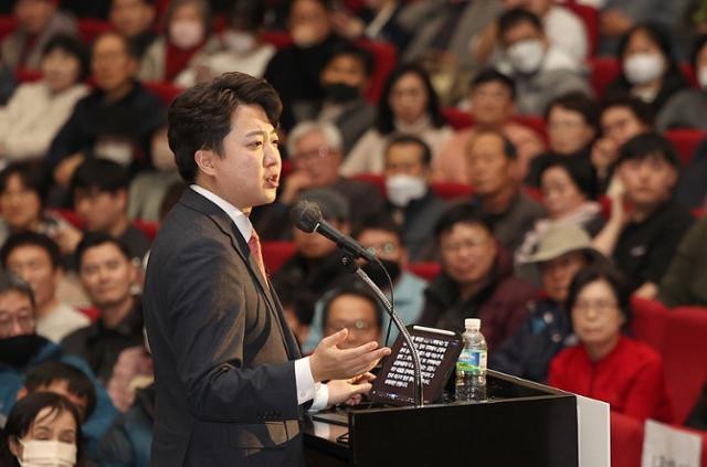 이준석 전 국민의힘 대표가 지난 26일 대구 북구 엑스코에서 열린 '더 나은 미래를 향한 우리의 고민' 토크 콘서트에서 연설하고 있다. 대구=연합뉴스