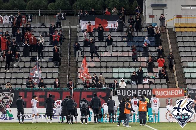부천FC 선수들이 29일 창원축구센터에서 열린 K리그2 준플레이오프에서 경남FC와 0-0으로 비겨 탈락한 뒤 원정 응원을 온 팬들에게 인사하고 있다. 사진=프로축구연맹