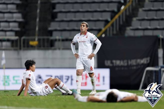 닐손주니어(가운데) 등 부천FC 선수들이 29일 창원축구센터에서 열린 K리그2 준플레이오프에서 경남FC와 비겨 준플레이오프 탈락이 확정되자 아쉬워하고 있다. 사진=프로축구연맹