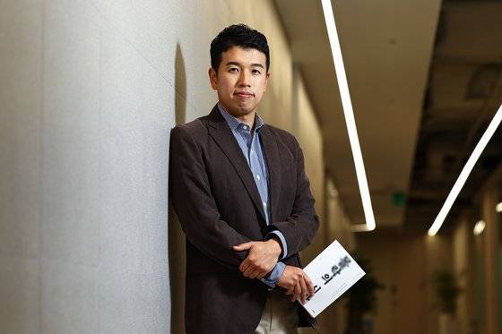 안희정 전 지사 비서였던 문상철씨가 저서 『몰락의 시간(메디치미디어)』을 들고 인터뷰에 응했다. 그는 “누군가를 공격하려는 것이 아니라 우리 모두 더 나은 사회를 위해 알아야할 것을 기록하려고 담담하게 책을 썼다”고 했다. 김종호 기자