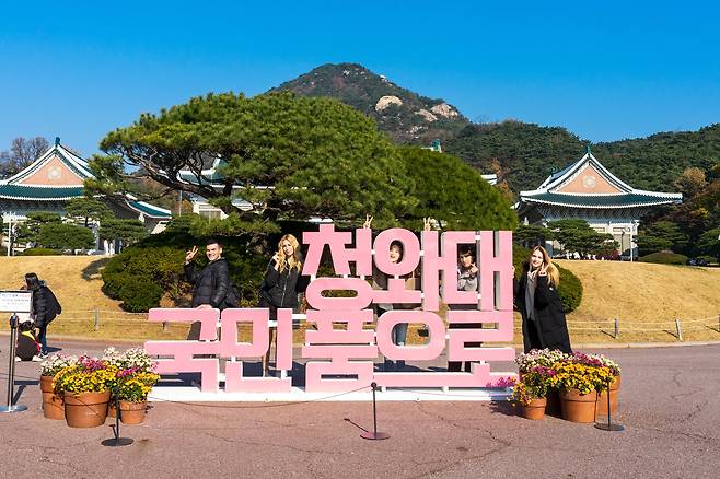 청와대를 방문한 외국인 관람객의 모습. 올해 초반까지는 월평균 관람객이 5000명 내외였으나, 4월부터 1만명 이상으로 그 수가 대폭 늘었다. 백종현 기자