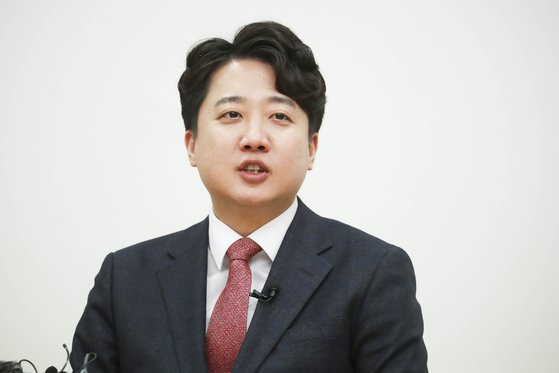 이준석 국민의힘 전 대표가 지난 26일 대구에서 열린 토크콘서트에서 기자들 질문에 답하고 있다 . 뉴스1