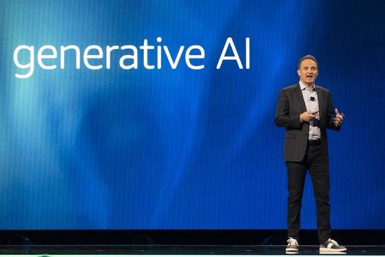 아담 셀립스키 AWS CEO가 28일(현지시간) 미국 네바다주 라스베이거스 베네시안 호텔에서 열린 리인벤트에 참석해 기조연설을 하고 있다. 사진 AWS 공동취재단