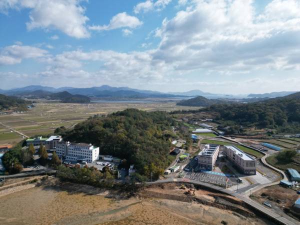 전남 고흥군 도양읍에 있는 어르신·지역민 건강 원스톱 의료클러스터 전경. 사진 오른쪽 건물 두 개동이 도양노인건강복지타운이고 왼쪽이 녹동현대병원과 현대병원요양원이다. 고흥군 제공