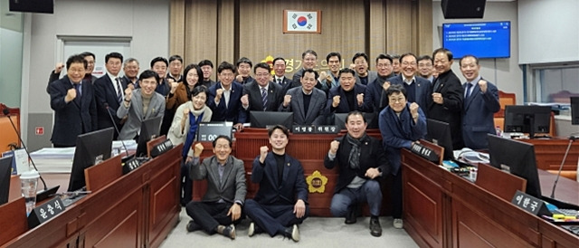 지난 28일 경기도의회 문화체육관광위원회 회의실에서 문체위 의원들이 내년도 경기도 본예산안 심의를 마치고 기념 사진을 촬영하고 있다. 경기도의회 제공