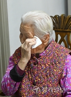 화재로 모든걸 잃은 서승순 할머니(87)가 인터뷰 도중 눈물을 훔치고 있다. 홍기웅기자