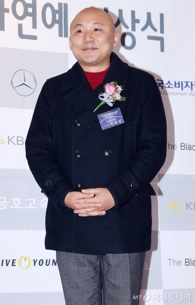 주호민 작가가 17일 오후 서울 중구 시청역 태평홀에서 진행된 '2018 제23회 소비자의 날 KCA 문화연예 시상식' 레드카펫에 참석해 포즈를 취하고 있다. /사진=김휘선 기자 hwijpg@