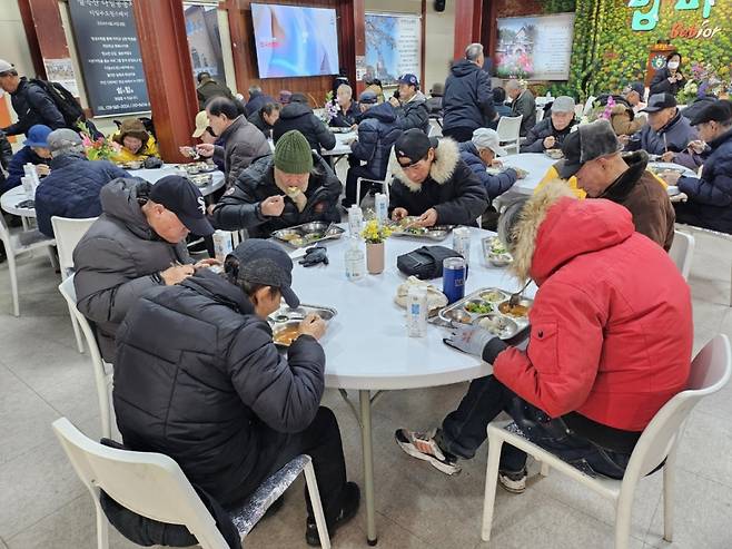 28일 '밥퍼나눔운동본부'(밥퍼)에서 어르신들이 식사를 하고 있다. 이날 점심 메뉴는 돼지고기 김치찌개, 청경채 볶음, 계란찜, 김치 등이었다./사진=김온유 기자