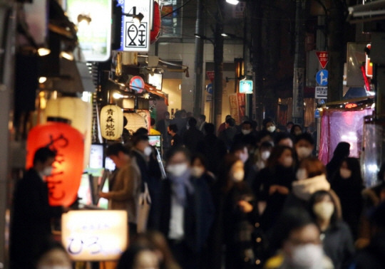 일본 도쿄 미나토구 신바시역 인근 주점 밀집 지구가 행인으로 북적거리고 있다.연합뉴스