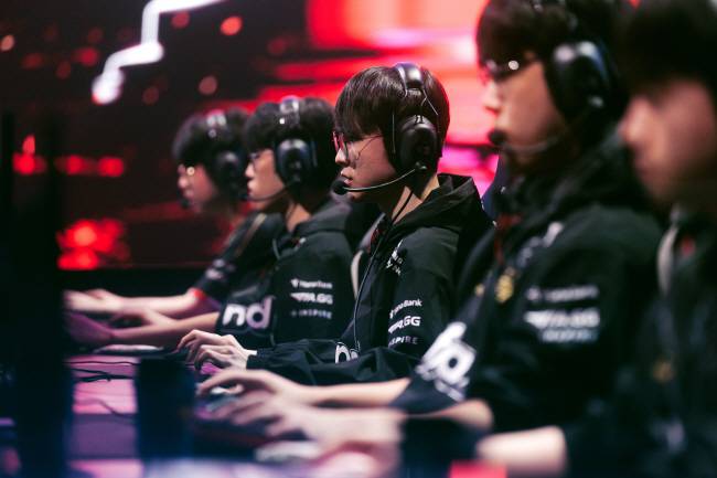 지난 19일 서울 구로구 고척스카이돔에서 열린 ‘2023 리그 오브 레전드(LoL·롤) 월드 챔피언십’ 결승전에서 SK텔레콤의 ‘T1’ 팀 선수들이 경기에 열중하고 있다.  라이엇게임즈 제공